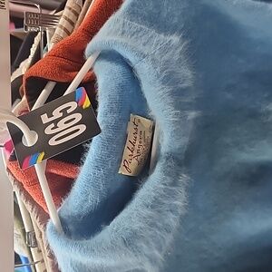 Suoer Soft Pull Over Sweater Size Med